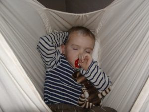 Skøn søvn for en halvstor gut i slyngevugge